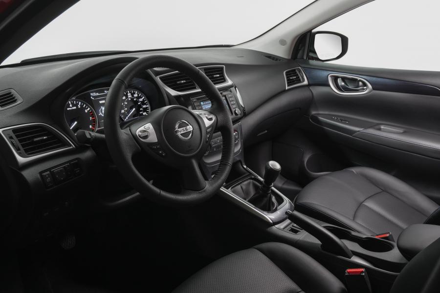 Интерьер Nissan Sentra SR Turbo (B17) 2016 года  (фото 22 из 44)